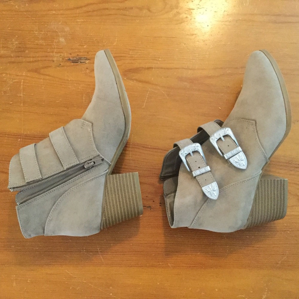 CHRISTIAN SIRIANO Beige Silver Buckled Booties Zip